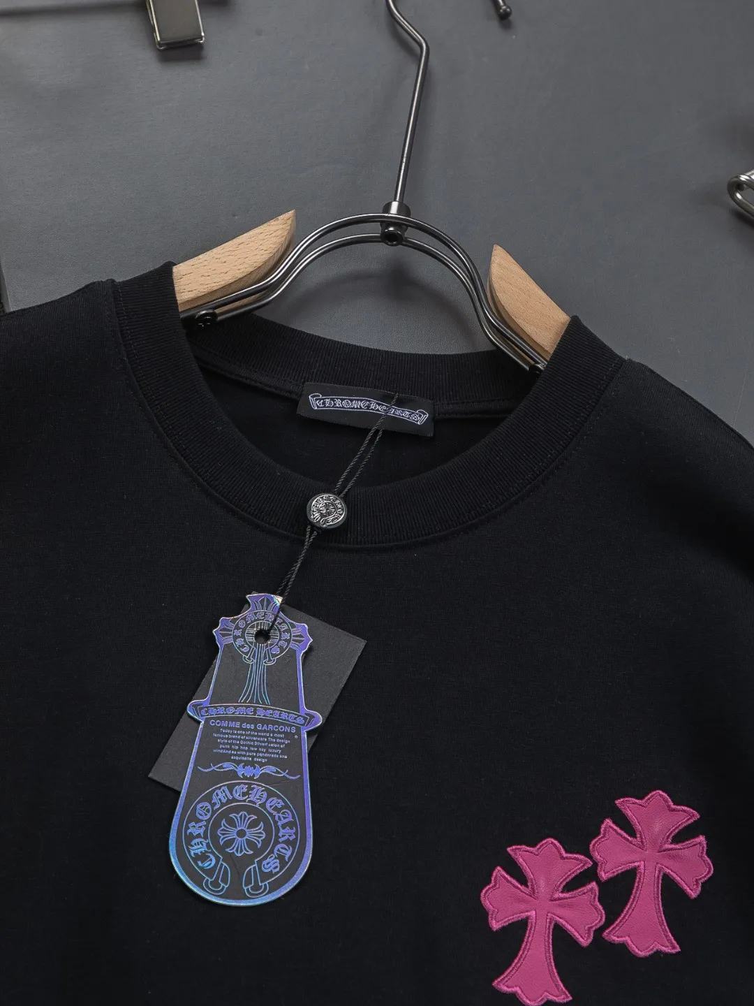 P170 Chrome Hearts CH Cross 26SS New product is hot at the same time💥 Early spring classic style Colorful double cross on the chest 🪡 Embroidery Large logo cross on the back Horseshoe and leather willow ding Sanskrit ✝️🪡 Embroidery Round neck short-sleeved T-shirt, a popular style, a style that both men and women like, the same style for men and women, 100% chance of turning heads when you wear it when you go out! It’s all about being handsome. The designer’s classic sense is precisely grasped. The whole piece of clothing is heavy. Industrial washing process. Ready-made garments are dyed + sprayed for a horse effect. The double-wash process is very recognizable. It uses heavy washing to make it distressed. The edges of the patch are slightly rolled and naturally distressed. It has a three-dimensional sense of layering and a little damage. It is very visually lethal. It adheres to Kroxin's consistent rough style. The chest and back are large, and the horseshoe flower printed patch pattern is embroidered and decorated. It is also decorated with silver metal engraved distressed buttons. The classic elements full of brand recognition instantly enhance the overall sense of grade and specification. Its texture is quite high-end! The overall feeling is high-end, simple and elegant, with silver hardware accessories, a full set of customized accessories, and the pattern of the entire dress is all decorated with patchwork three-dimensional embroidery technology, which is the finishing touch of the entire dress. The design on the back is even more eye-catching! ! This full back is so cool, it’s full of design, and the overall upper body style highlights fashion and individuality. Wearing it together as a couple is even more popular on the street. I recommend the early autumn sweatshirt! ! The fabric is a unique 320g 100% cotton, which is skin-friendly, breathable, warm to the touch, has a strong texture, and has smooth lines. It can be called a back killer, which has very strict requirements on craftsmanship and cost. The smooth neckline, flat cuffs and hems, the stitches are large and tight, tight and orderly, and the details are perfect. The consistent OS version can be worn alone or layered. It is very casual, but very iconic! It is simply the flagship of high-end trendy brands and must be included in your wardrobe. It has the American fashion spirit of freedom and individuality, and is highly recognizable and stylized! Color: Black White Size: S-XL Size chart: S: Shoulder width 50-Bust 56-Length 70 M: Shoulder width 52-Bust 57-Length 72 L: Shoulder width 54-Bust 59-Length 74 XL: Shoulder width 56-Bust 62-Length 76